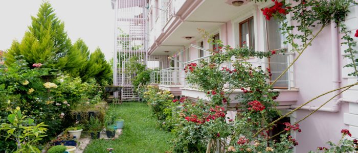 Kız Öğrenci Apartı Çivril Bahçe Görünüm